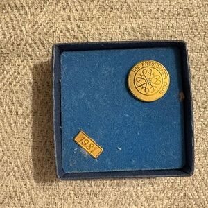 AVON 81 President's Club Recognition Award Lapel Pin Gold Color 1981